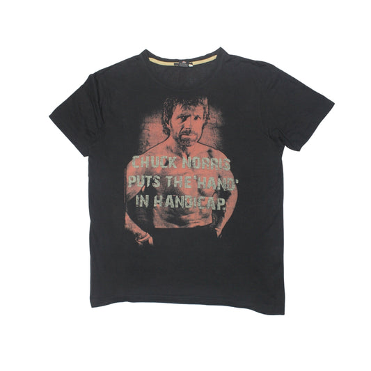 2013 CHUCK NORRIS “PUTS THE HAND IN HANDICAP” GRAPHIC TEE